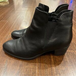Munro Jackson Chelsea Black Leather Bootie 5.5 women